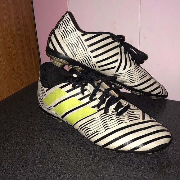 Soccer cleats - Picture 3 of 3